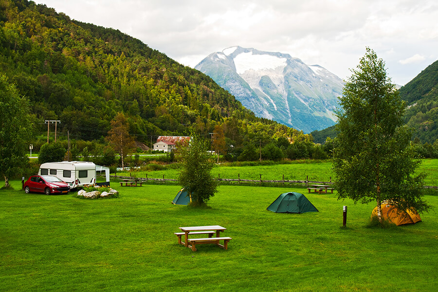 camping car dans les montagnes